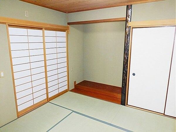 床の間のある落ち着いた雰囲気の和室6帖。玄関から近いため客間としても使いやすいお部屋です。隣の洋室とつなげて広く使えるのもポイント。収納もたっぷり備わっています◎