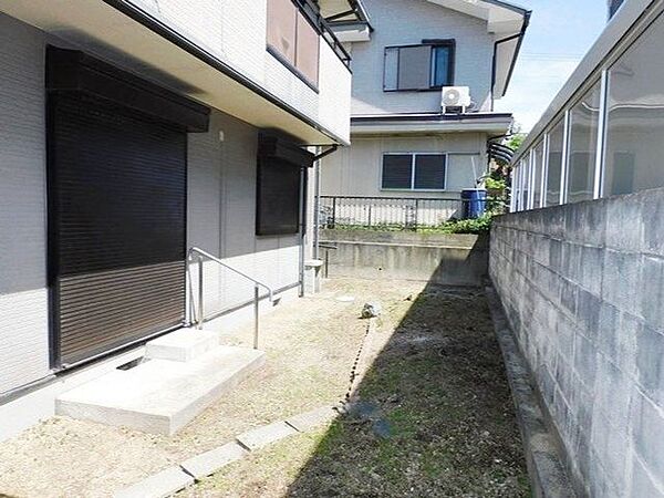南側に面したお庭。外水栓付きのためガーデニングやお掃除に便利！リビングからスロープで行き来できます。