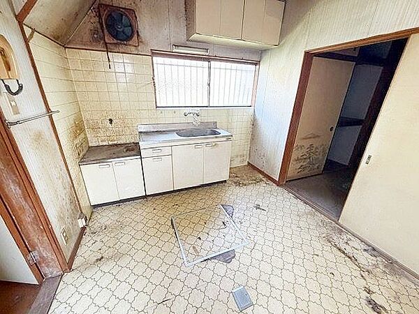 1階　DKは4人掛けテーブルを置いてもゆとりのある6帖！食後は隣の和室で、ゆったりと家族団らんの時間を過ごせます♪