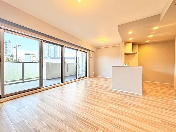 大きな南向きの窓から陽光が差し込み、開放感あふれるLDKを明るく心地よい空間に。日中は自然光だけでも快適に過ごせるため、団らんの場としてはもちろん、読書やリモートワークなどにもおすすめです。
