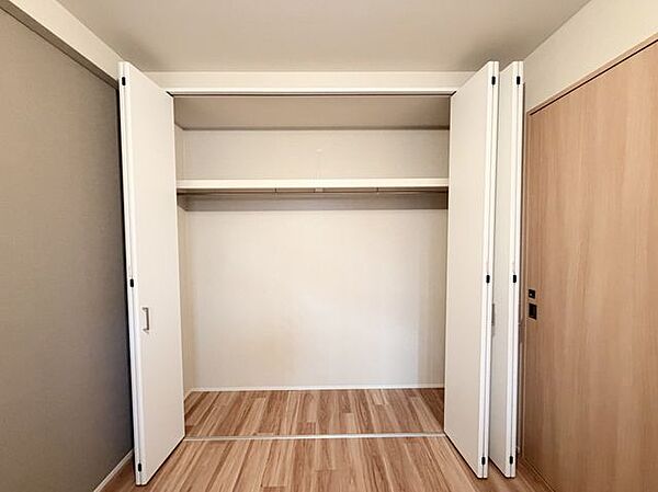 可動式折れ戸のクローゼット。必要な分だけ開口部を確保でき、使い勝手に優れた収納スペースです。