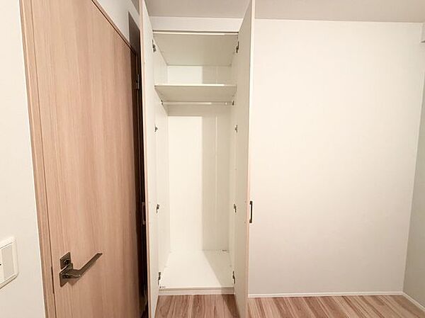日用品や小物類はもちろん、本や書類の整理・保管にも便利。居室をすっきりと保ちやすい収納スペースです。