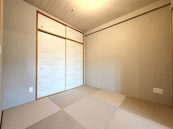 縁のない琉球畳を採用し、洗練された和モダンな雰囲気に仕上げた和室。落ち着きと上質感を兼ね備えた空間。