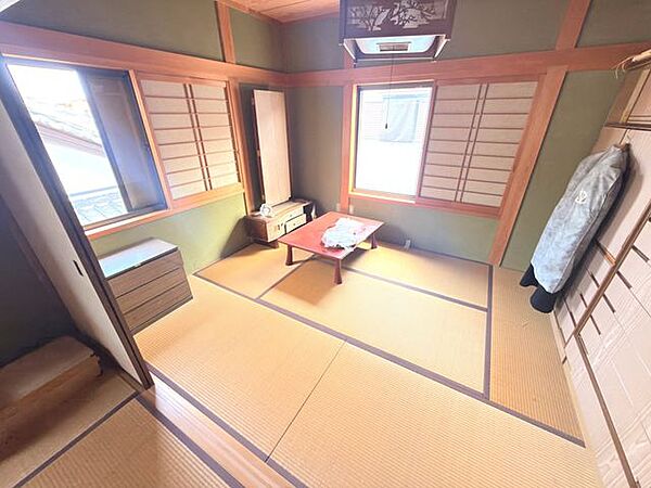 2階東側の和室6帖。北東の2面採光です。寝室にもおすすめのお部屋です◎隣の和室6帖と続き間になっており、用途に合わせて広々とお使いいただけます。