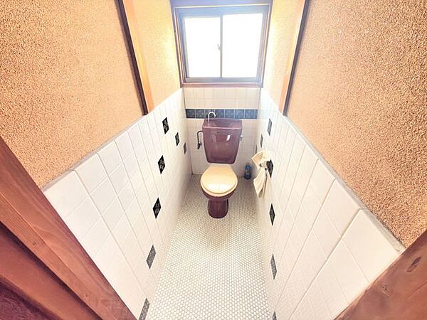 2階にもトイレを設置しており、忙しい朝や夜間も移動の負担を軽減。窓付きで換気しやすいのもうれしいポイントです。