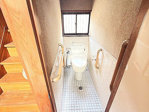 1階トイレは温水洗浄便座付き。各階にトイレを備えているため、忙しい朝や夜間もスムーズに利用できます！