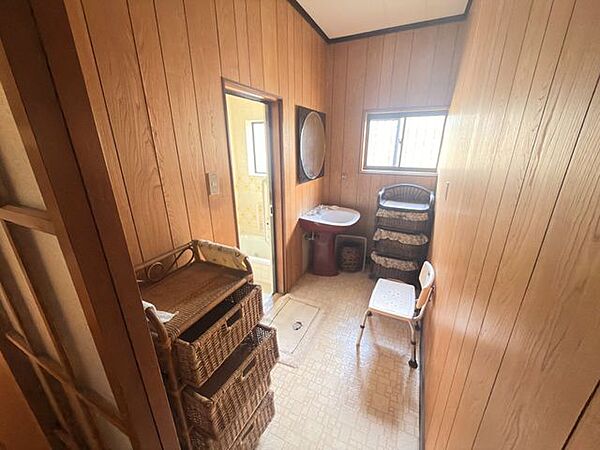 洗面室には窓があり、自然換気しやすいのがうれしいポイント！ゆとりのある広さで身支度や洗濯もスムーズ♪