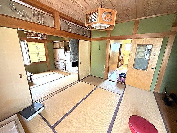 2階西側の和室6帖。隣の和室6帖と続き間になっており、襖を開ければ開放感たっぷり！お子さまの遊び場やご親族が集まる場としても活躍します。