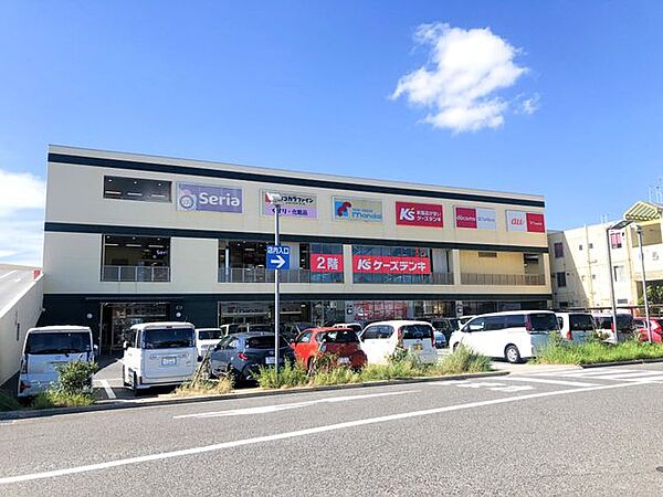 じゃんぼスクエア熊取 徒歩11分。100円均一、家電量販店など身近にあると嬉しいお店が入っています♪■テナント／スーパー万代・フランス屋・ココカラファイン・エディオン・セリア 820m