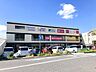 周辺：じゃんぼスクエア熊取 徒歩11分。100円均一、家電量販店など身近にあると嬉しいお店が入っています♪■テナント／スーパー万代・フランス屋・ココカラファイン・エディオン・セリア 820m