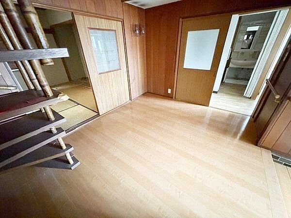 各居室や水回りへつながるゆとりあるホール。家具の配置もできる広さで、住まいの中心として使いやすい空間です。