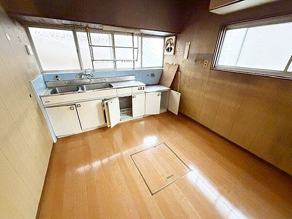 キッチンは6帖。ダイニングテーブルや収納家具も配置しやすく、毎日の食事時間をゆったり楽しめます。キッチンと和室が隣接した使いやすい間取りで、お料理の配膳や片付けもスムーズに行えます。