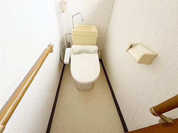 温水洗浄便座付きのトイレ。手すりも備わっており、毎日快適にお使いいただけます。