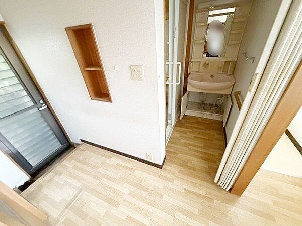 洗髪洗面化粧台ですので、寝ぐせ直しやお掃除にも便利♪