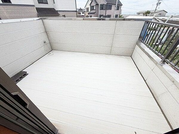 約4.5帖のゆとりあるバルコニー。水栓付きでお掃除やガーデニングにも便利です。海を望む開放的な眺望も魅力です！