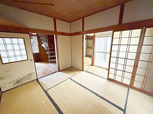 1階ホールの突き当たりにある和室6帖。客間としてはもちろん、ご家族が集まってゆったり過ごす空間としてもおすすめです。