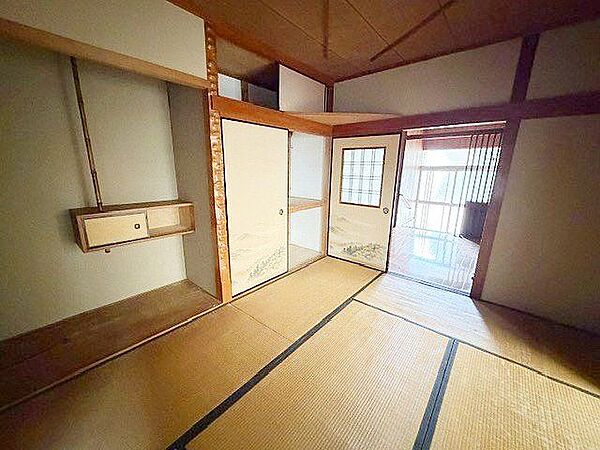 床の間と押入れを備えた趣ある1階の和室6帖。縁側へ出られ、隣の和室へも行き来できる使い勝手の良い間取りです。