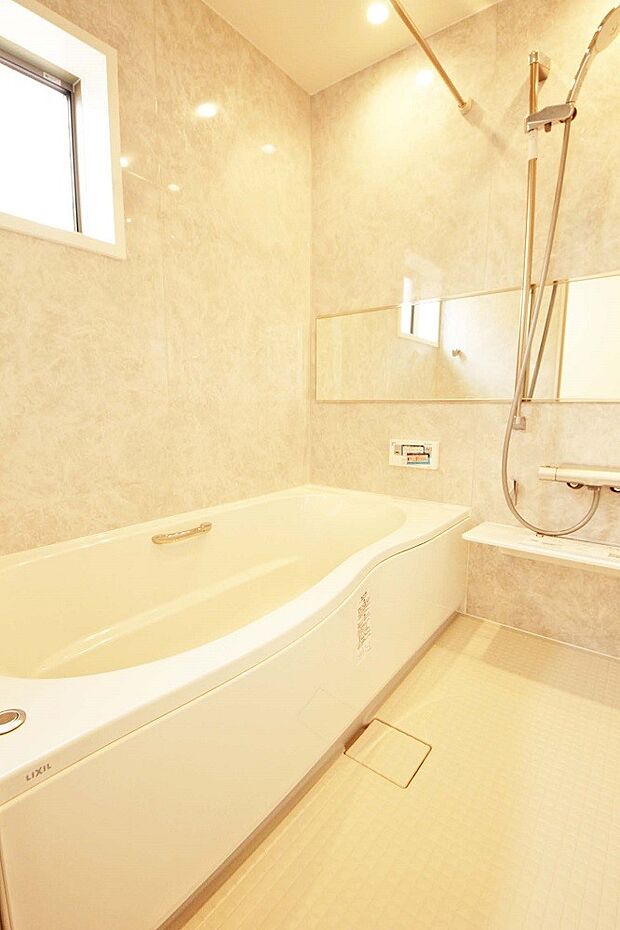 一日の疲れを癒すバスルームはお湯が冷めにくい浴槽を採用。光熱費の節約にも貢献。
