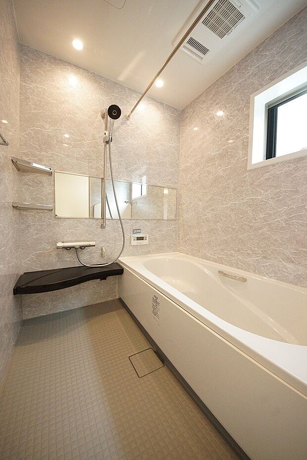 (浴室イメージ)パネル全面張りで高級感のある浴室でお湯の温度が5時間で2度しか下がらない保温浴槽。※