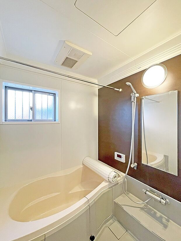 明るく風通しも良い浴室は、毎日の疲れを洗い流すリラックス空間。