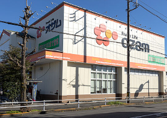 スーパーオザム栄町店　徒歩4分・駐車場が広く、毎日のお買い物や買い出しを行えます。