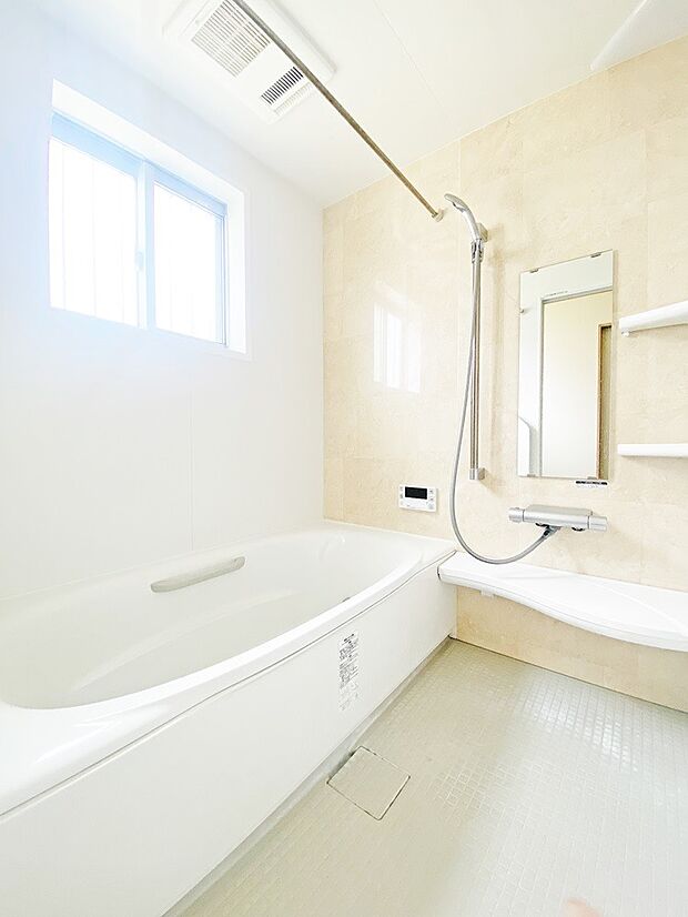 明るく風通しも良い浴室は、毎日の疲れを洗い流すリラックス空間