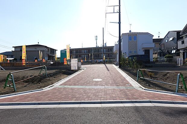 見通しの良い道路なので、他の車の来ないタイミングを逃さずササッと出入りが可能です。