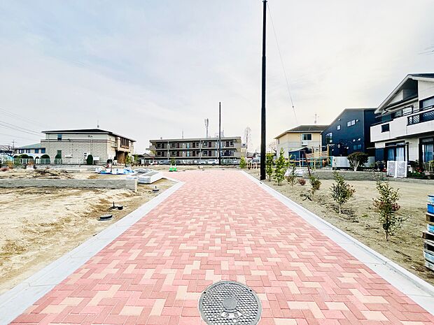 見通しの良い道路なので、他の車の来ないタイミングを逃さずササッと出入りが可能です。