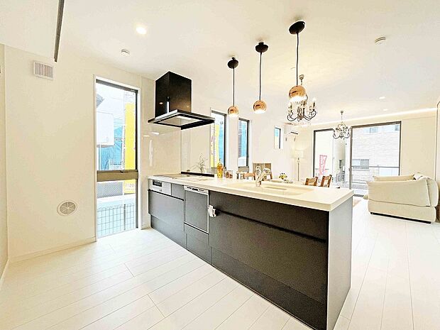 (キッチンイメージ)直火を使わないIHヒーター。毎日の家事を楽にする食洗乾燥機はエコ&衛生的です。※