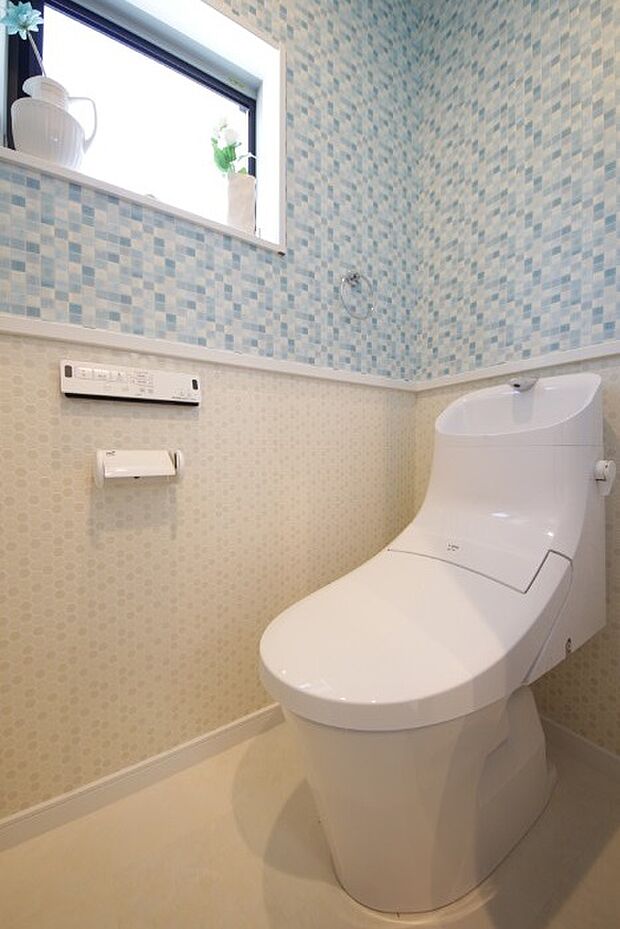 (トイレイメージ)忙しい朝の時間帯に嬉しい1F・2Fトイレ設置。フチレス形状でお掃除ラクラクです。