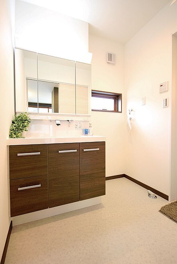 （洗面台イメージ）幅90ｃｍゆったりサイズに加え、エコハンドル・キレイアップ水栓で省エネ・経済的。