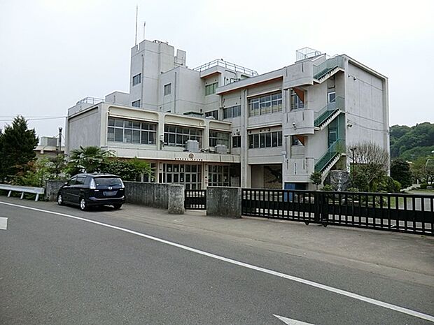 市立一の谷小学校まで(548m)