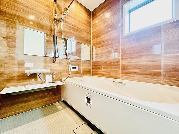 柔らかな木目調が目に優しい浴室で、一日の疲れをゆっくりと洗い流しましょう。