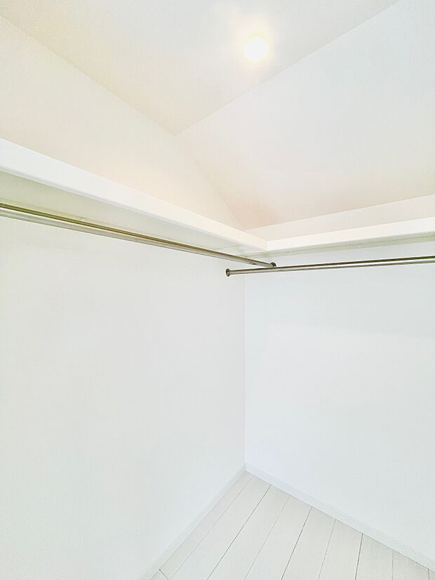 奥行きのあるウォークインクローゼットは、季節ごとの衣替えが不要になる頼もしい収納です。