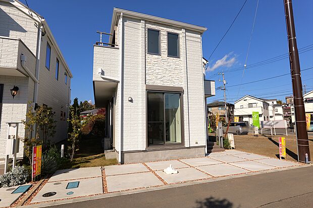 便利で穏やかな暮らしを満喫できる好立地に、全4区画の統一された美しい街並み。