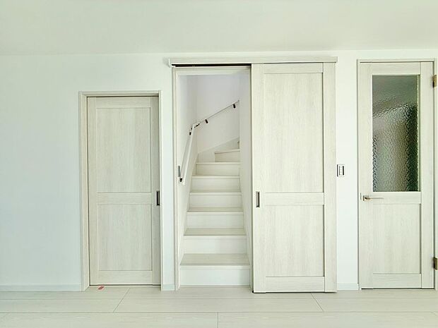 手すり付で降りる際も安心の階段は、万一お子様が転んでも曲がり角で止まる設計です。