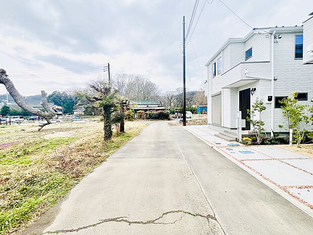 前面道路は交通量が少なく車の出し入れもラクラクです。