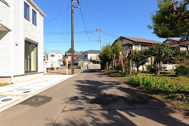 前面道路は交通量が少なく車の出し入れもラクラクです。