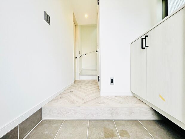 大きな靴箱には棚があり、外出前の必携品を置いたりお花を飾ったり、お家の第一印象を個性的に彩ります。