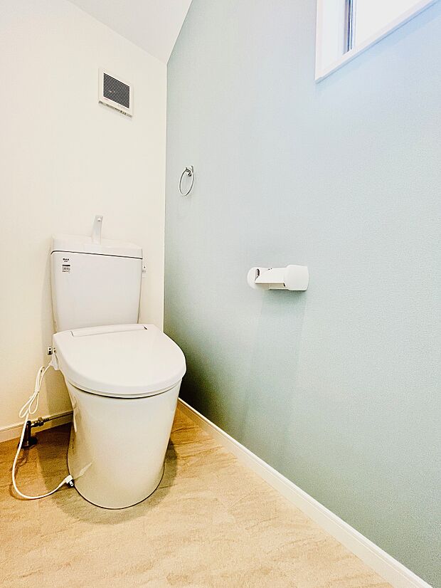 ペーパーホルダー上の棚やタオル掛けなど、ちょっとした気づかいが光る空間です。