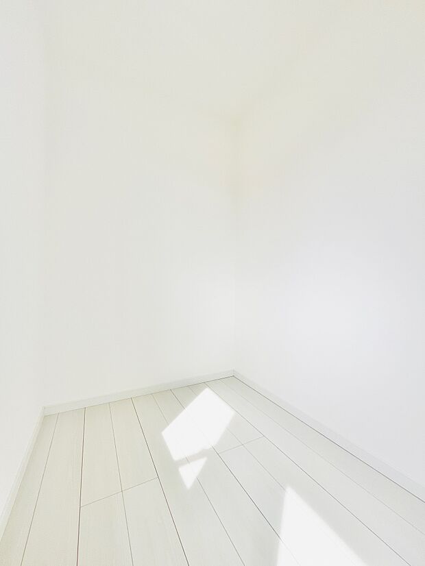 居住空間以外のスペースを有効に使うことで、お部屋を圧迫せずにたっぷりの収納を実現しました。