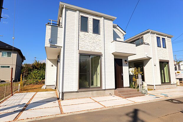 便利で穏やかな暮らしを満喫できる好立地に、全4区画の統一された美しい街並み。