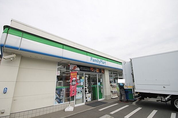 ファミリーマート羽村羽加美店　徒歩8分・24時間営業が頼もしく、ATMや宅配便などの利用も可能。