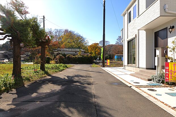 前面には高い建物もなく、開放感と風通しの良さがポイントです。