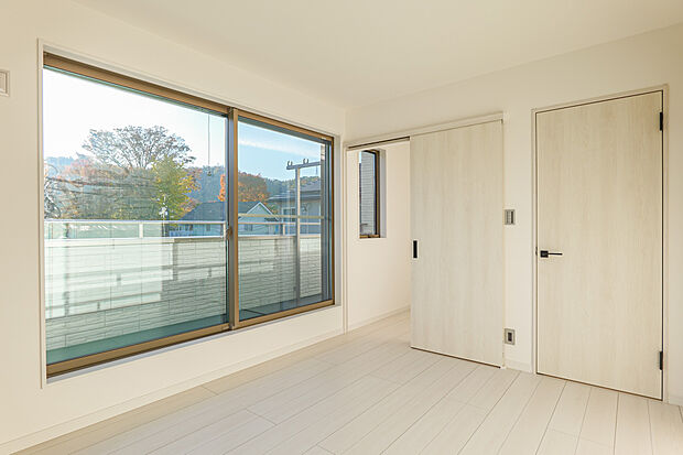 複層ガラスを採用し、優れた断熱性能や結露の減少、騒音カット等で毎日をサポート。