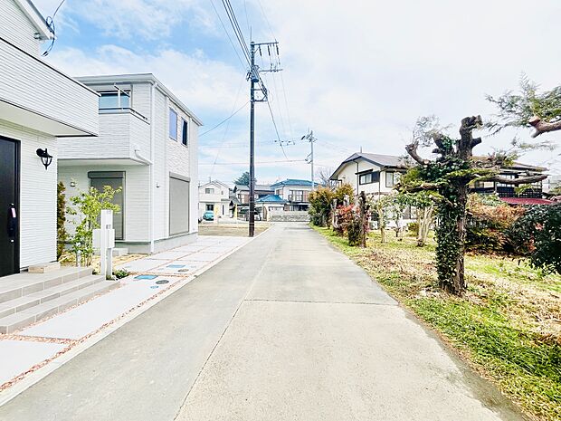 前面道路は交通量が少なく車の出し入れもラクラクです。