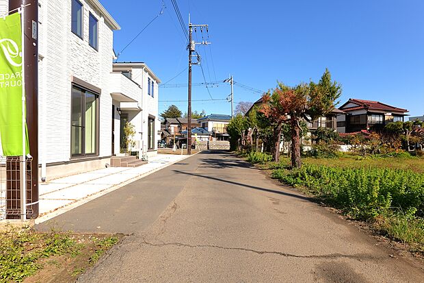 前面道路は交通量が少なく車の出し入れもラクラクです。