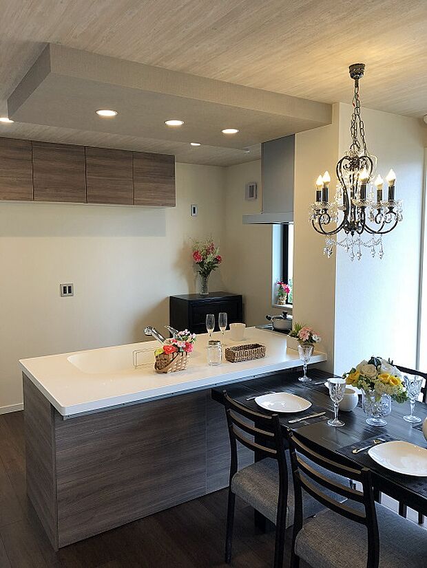 (オプション造作イメージ)キッチンカウンター上の間接照明は、家族団らんの食事タイムを明るくします。※