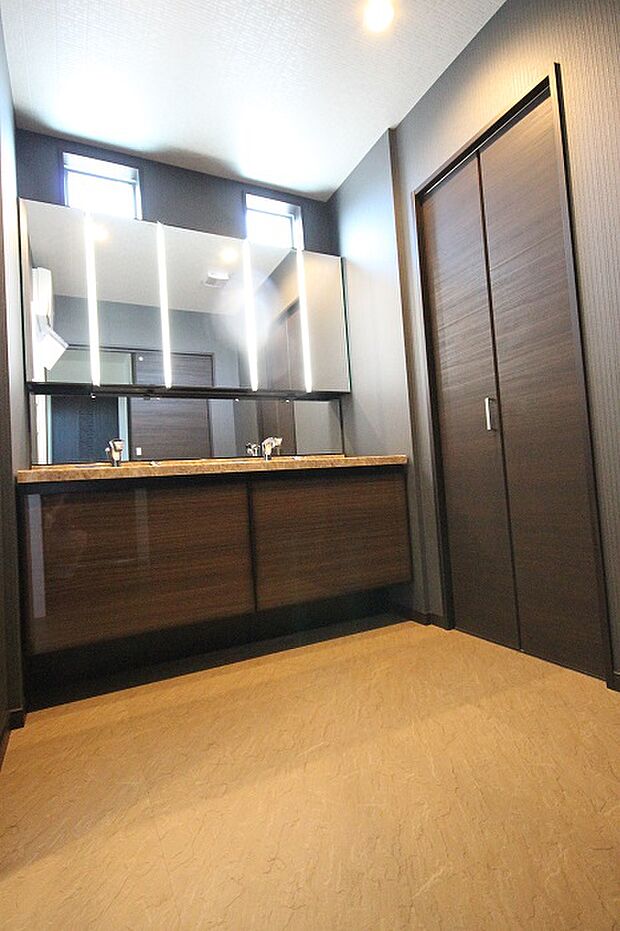 (洗面台・オプション施工イメージ)機能性が高く、高級感のある上級仕様を選択することが可能です。※