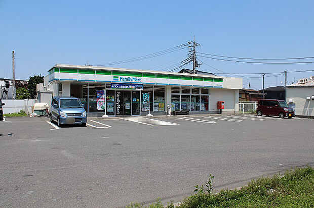ファミリーマート青梅吉野街道店 徒歩2分:24時間営業が頼もしく、ATMや宅配便の利用も可能です。